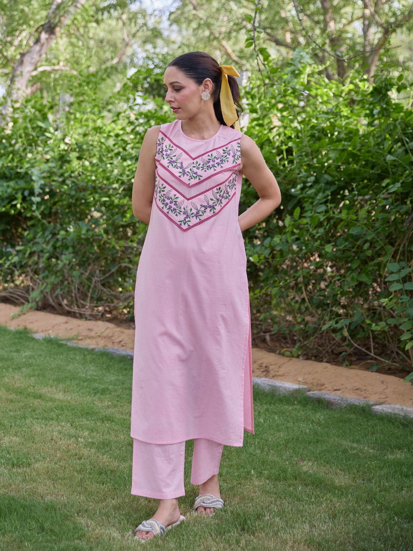 Women's Cotton Embroidered Sleeveless Kurta Set