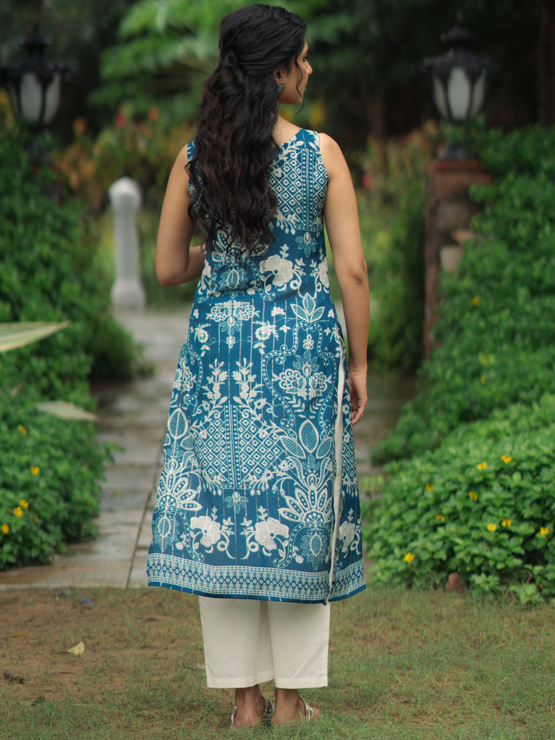Women's Blue floral Sleeveless Kurta Set