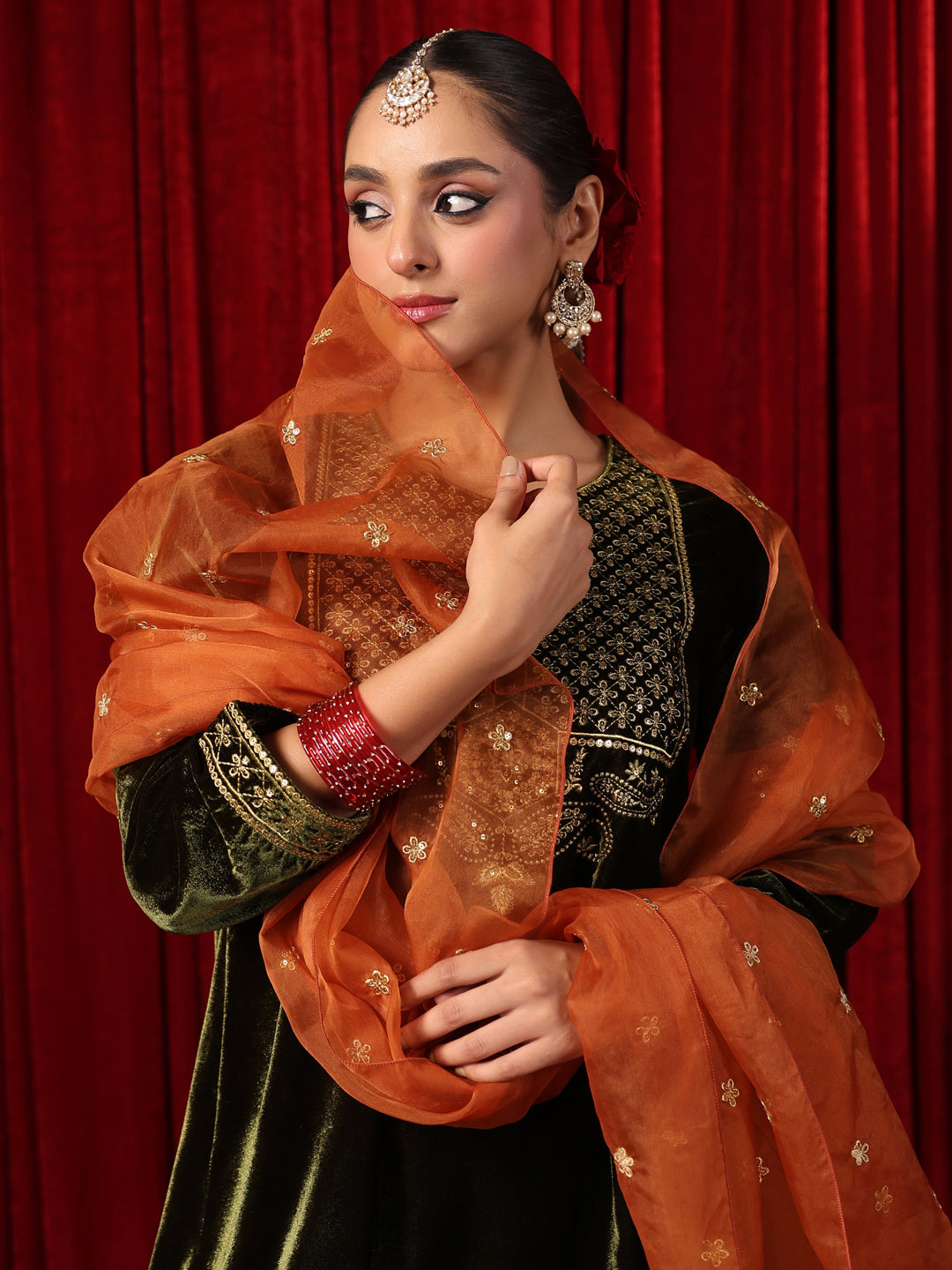 Women's Embroidered Velvet Kurta Set