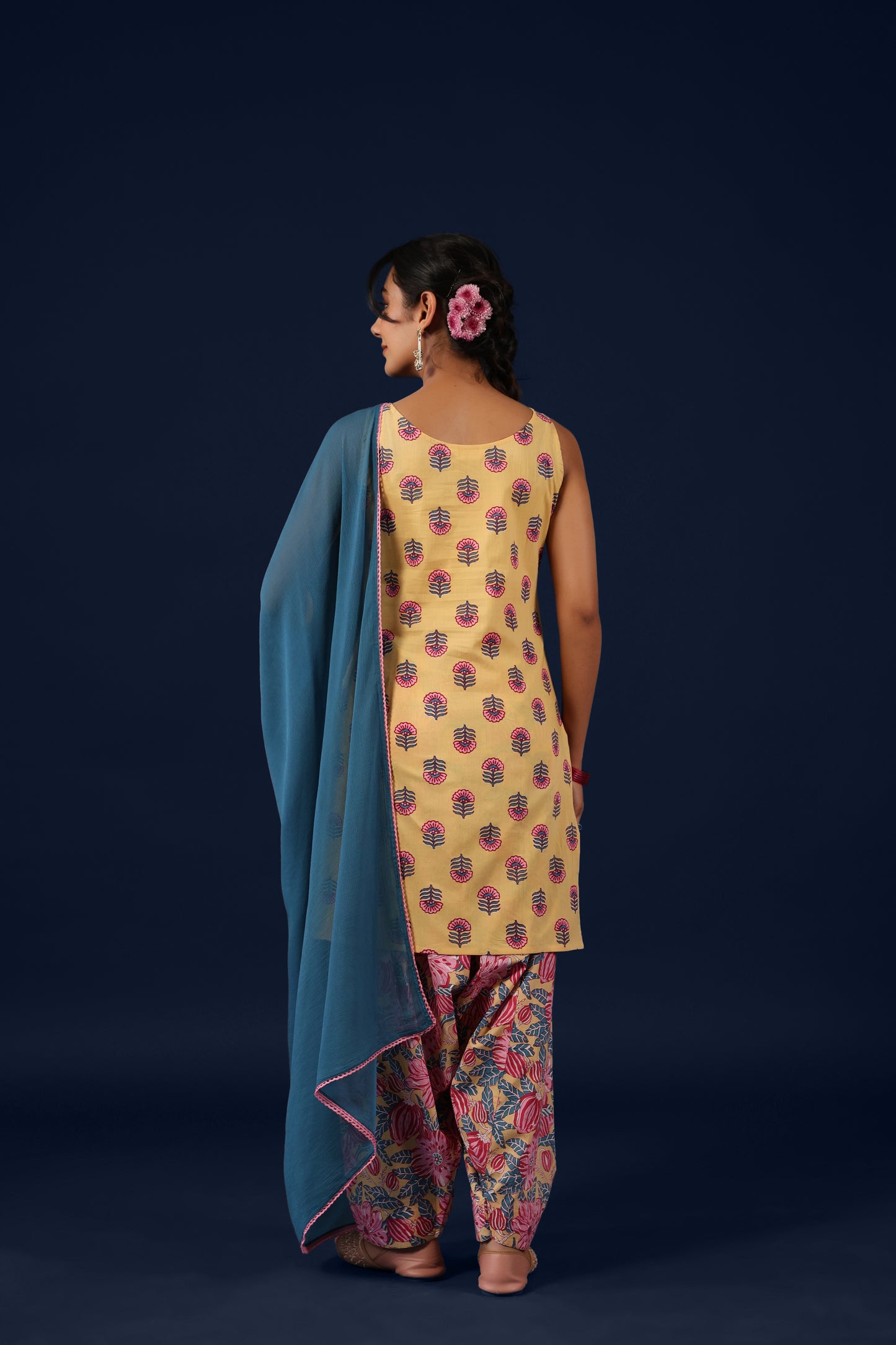 Women’s Sleeveless Cotton Kurta Set with Chiffon Dupatta