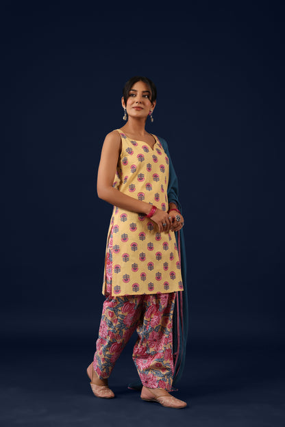 Women’s Sleeveless Cotton Kurta Set with Chiffon Dupatta