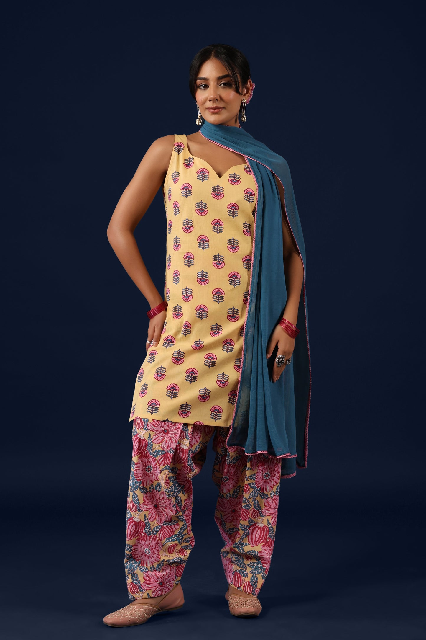 Women’s Sleeveless Cotton Kurta Set with Chiffon Dupatta