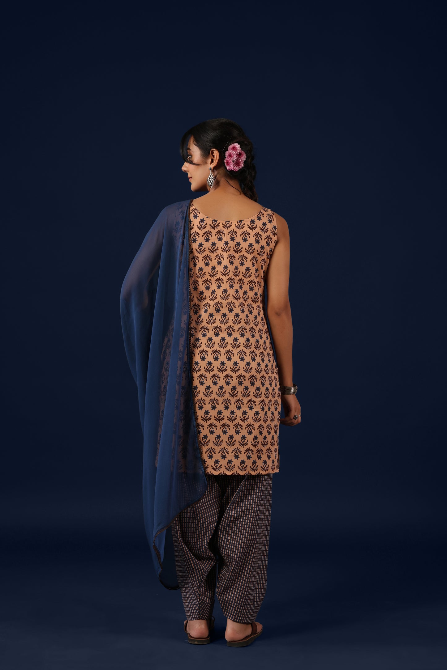 Women’s Sleeveless Cotton Kurta Set with Chiffon Dupatta