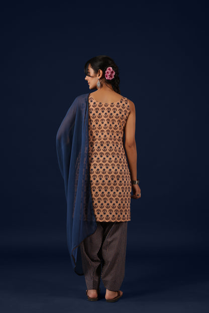 Women’s Sleeveless Cotton Kurta Set with Chiffon Dupatta