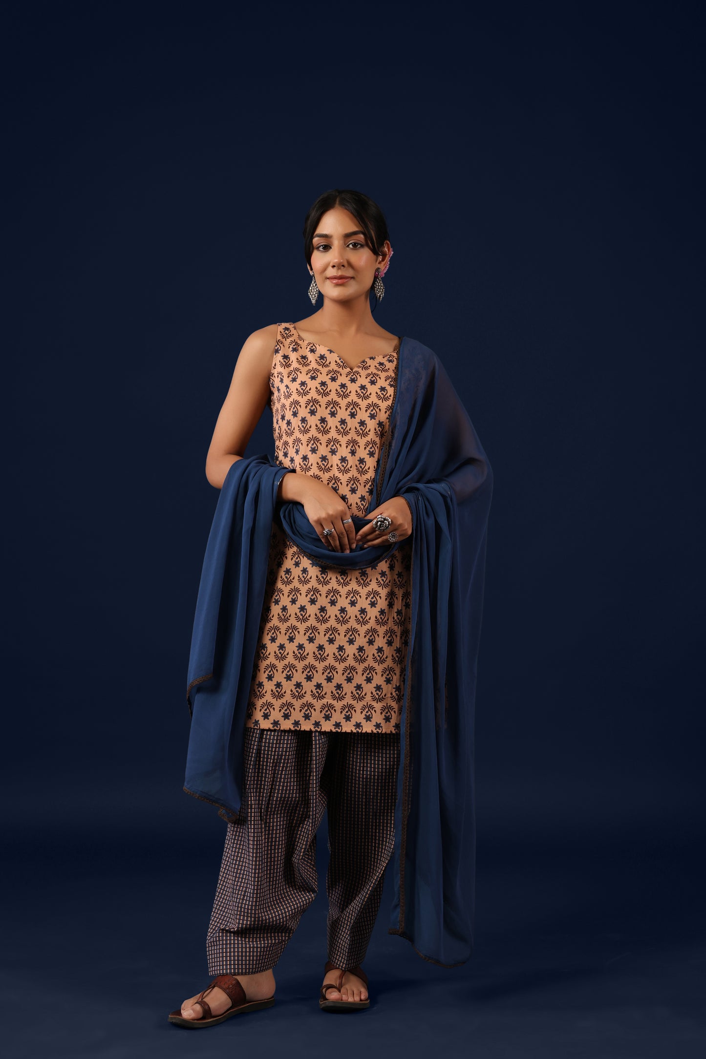Women’s Sleeveless Cotton Kurta Set with Chiffon Dupatta