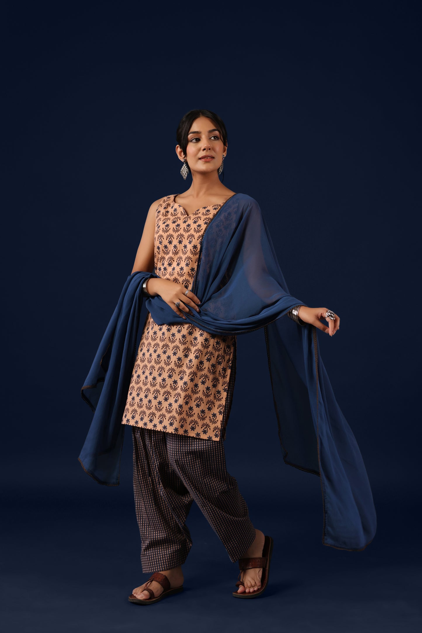 Women’s Sleeveless Cotton Kurta Set with Chiffon Dupatta