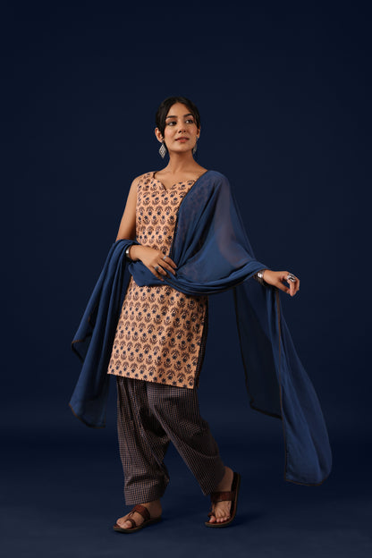 Women’s Sleeveless Cotton Kurta Set with Chiffon Dupatta