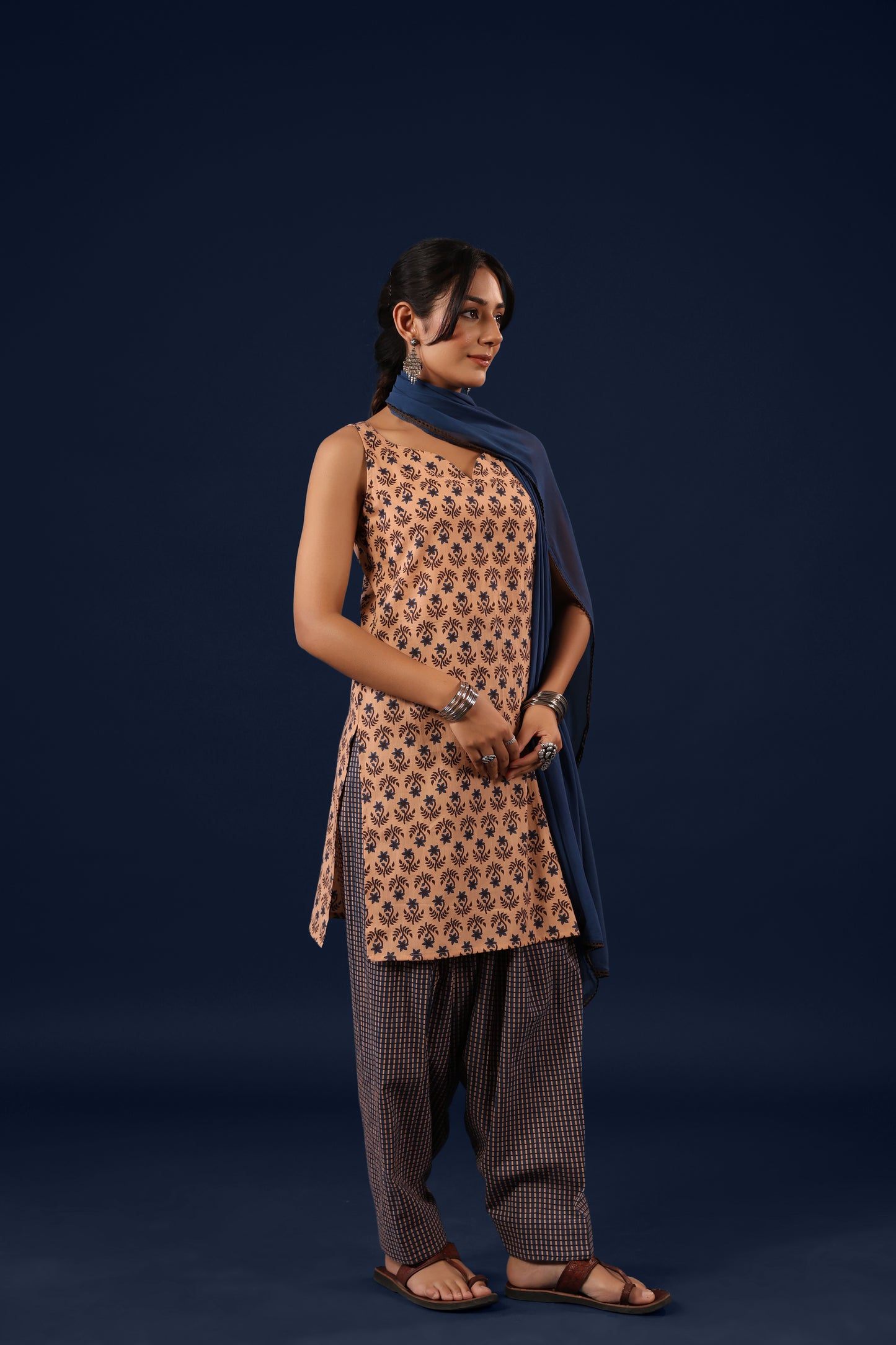 Women’s Sleeveless Cotton Kurta Set with Chiffon Dupatta