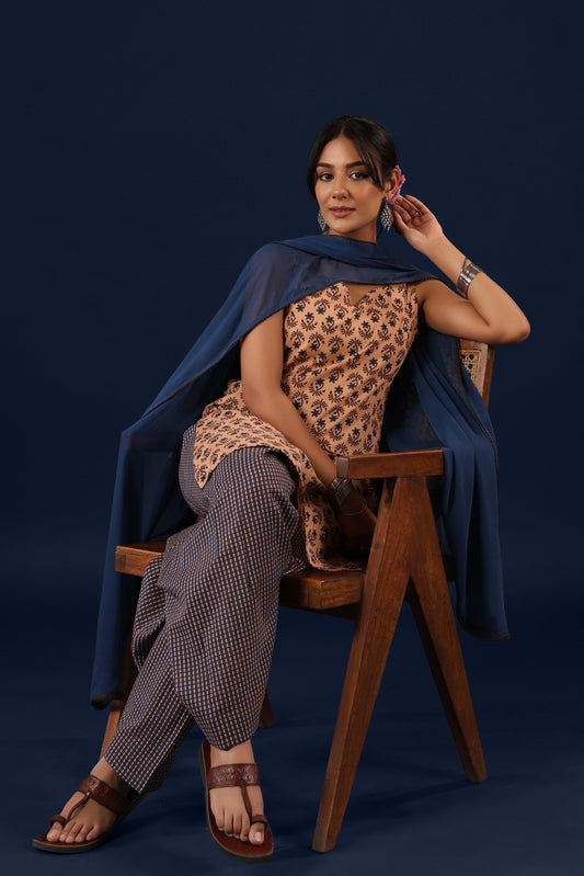 Women’s Sleeveless Cotton Kurta Set with Chiffon Dupatta
