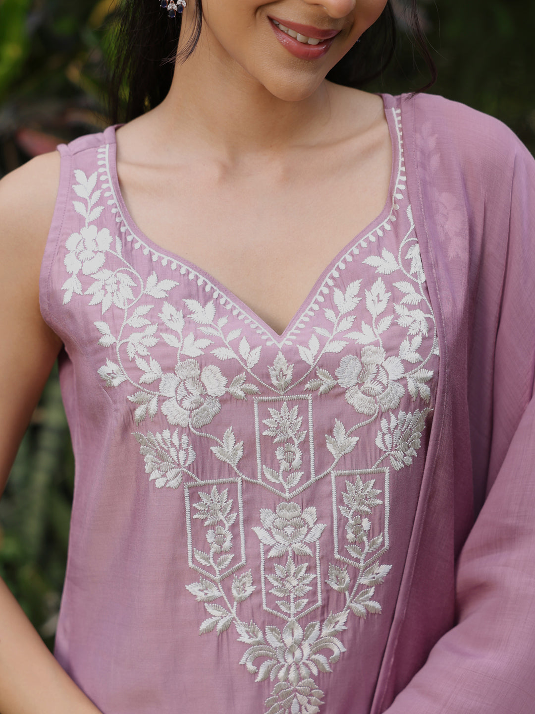 Women’s Lavendar Embroidered Sleeveless Kurta Set with Dupatta