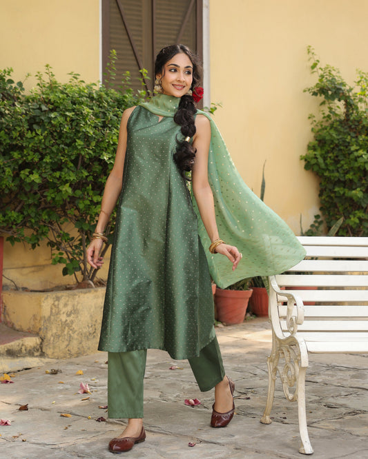 Women's Sleeveless Green Zari Kurta Set with Dupatta