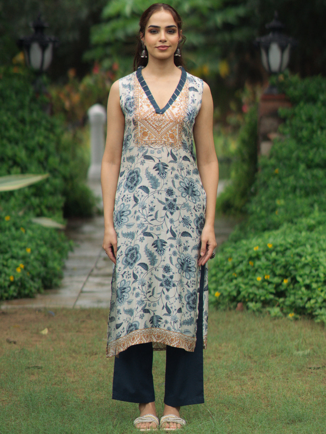 Women's White & Blue floral Sequined Sleeveless Kurta Set