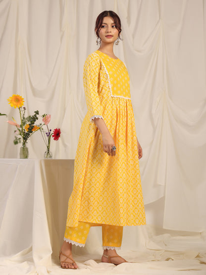 Women's Yellow Printed Cotton Kurta With Trouser