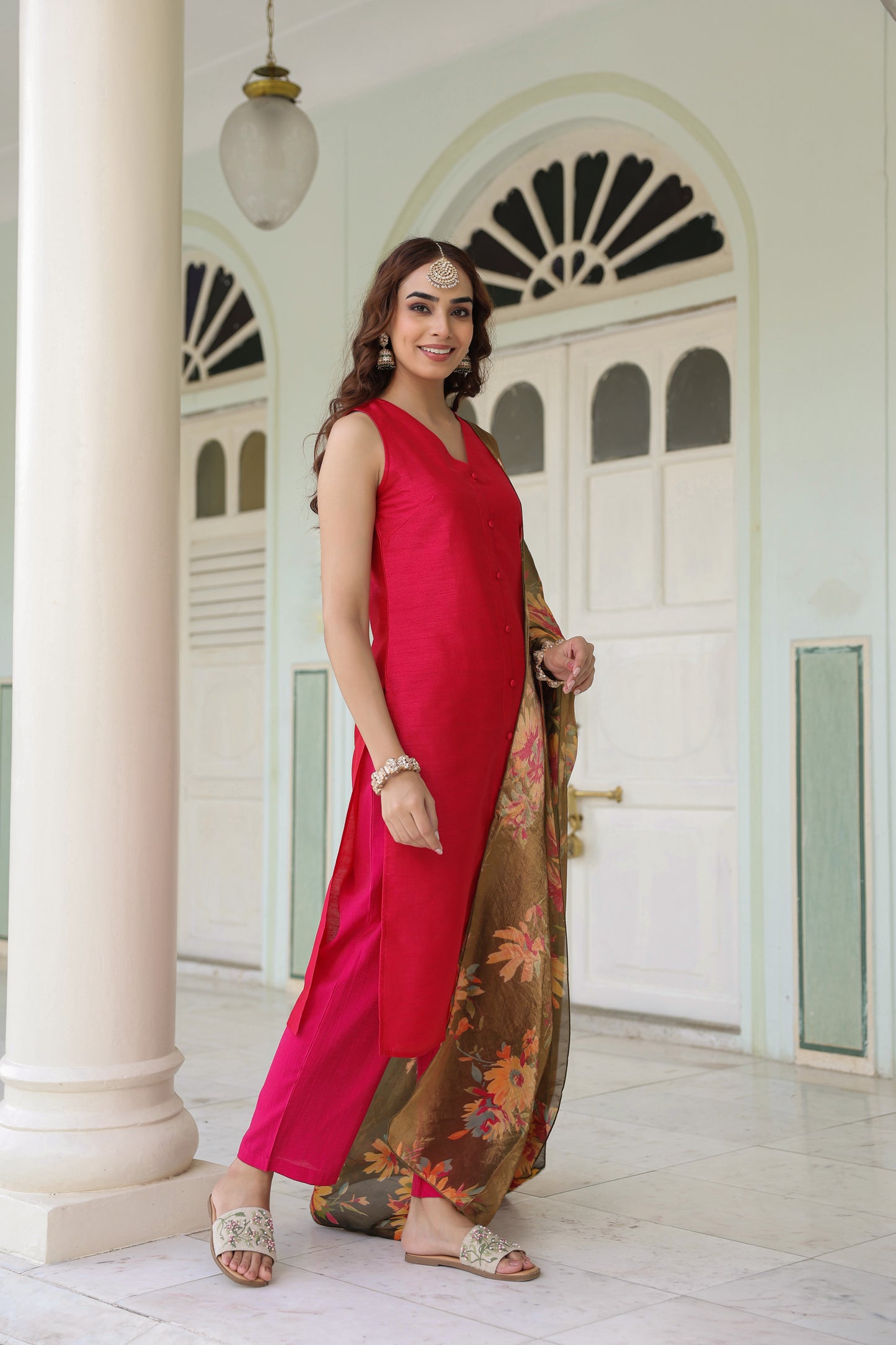 Women's Sleeveless Kurta Set with Floral Dupatta