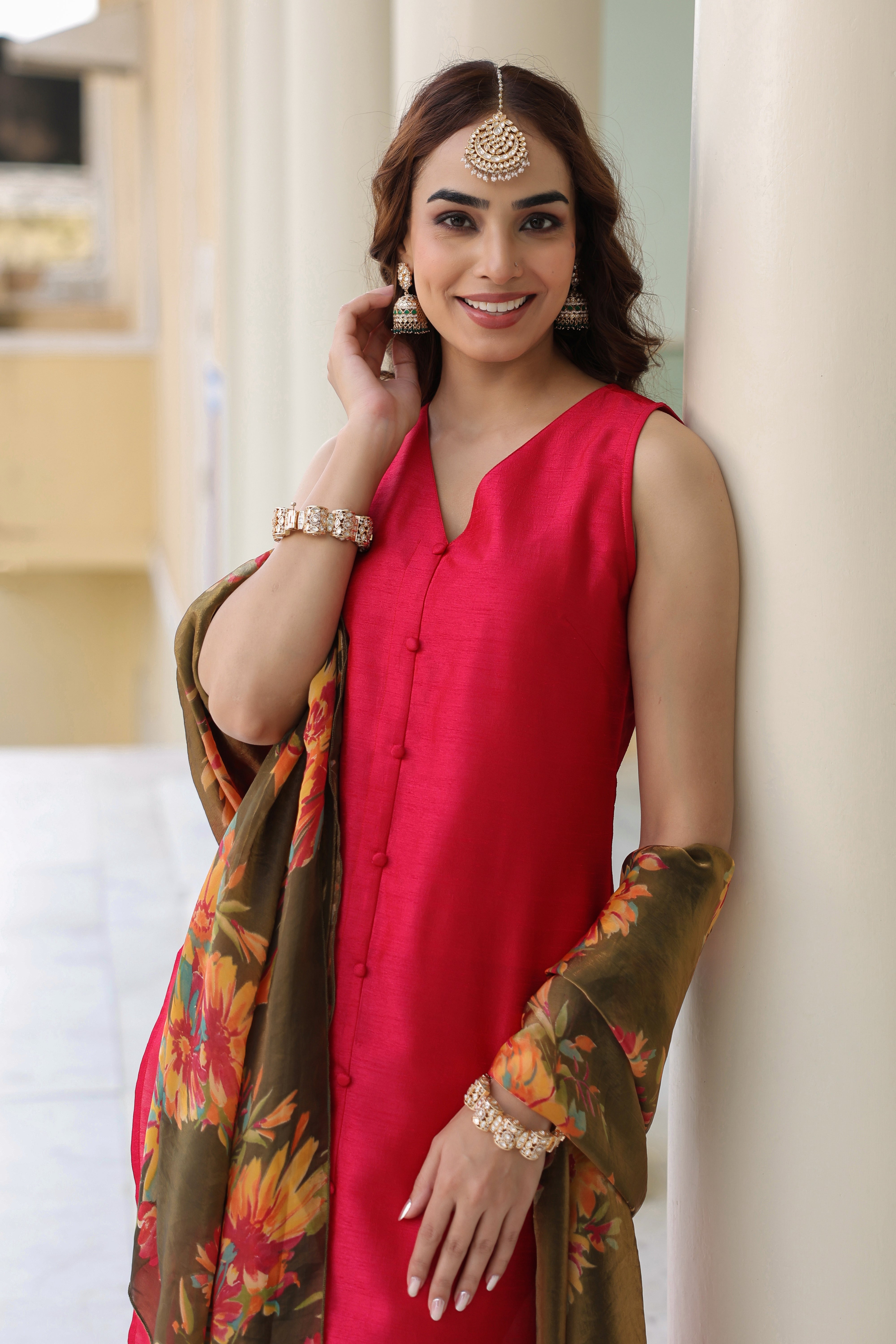 Women's Sleeveless Kurta Set with Floral Dupatta