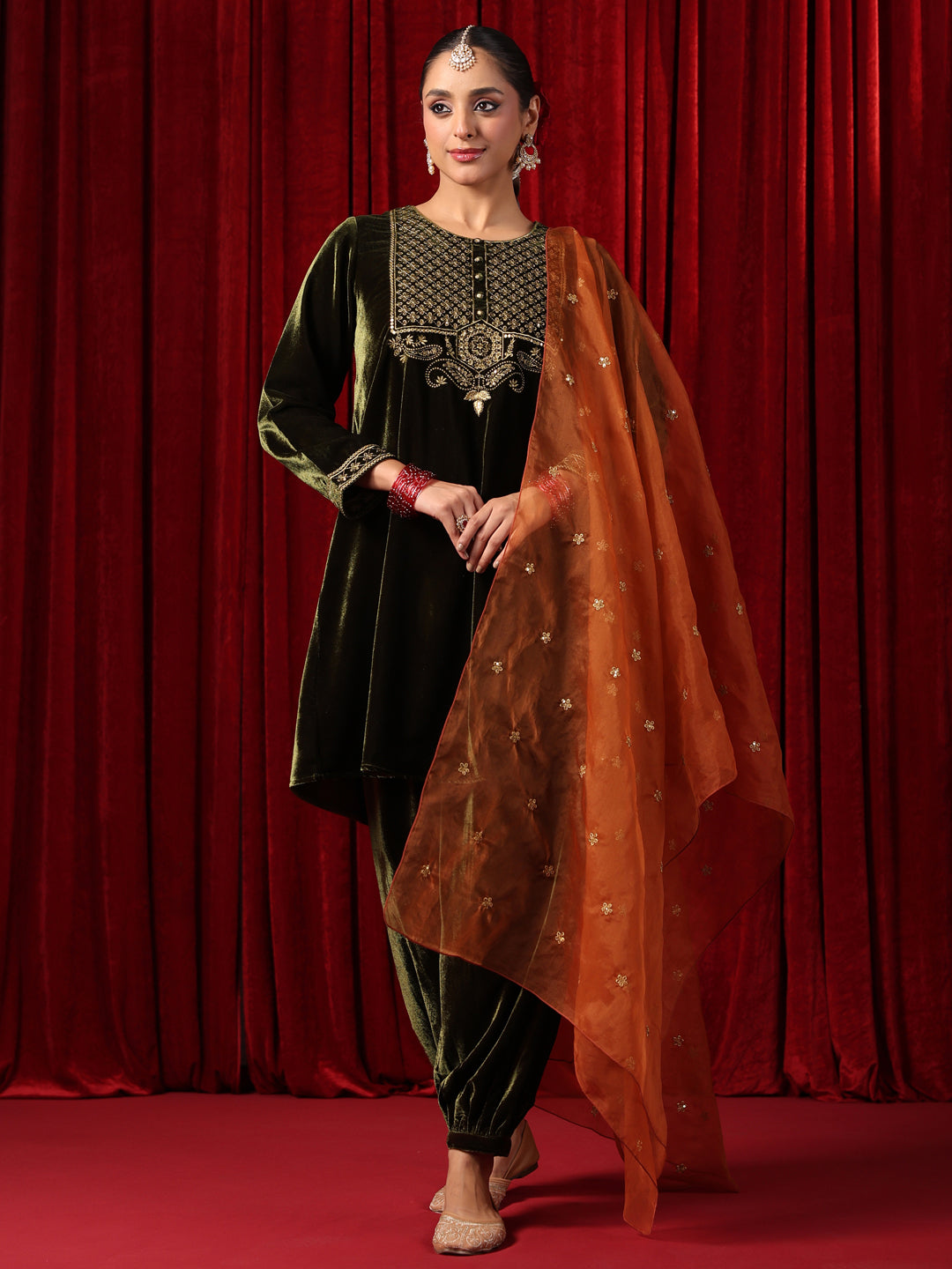 Women's Embroidered Velvet Kurta Set