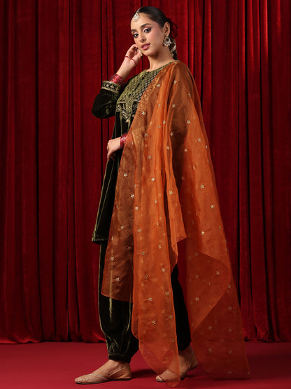 Women's Embroidered Velvet Kurta Set