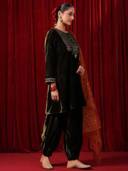 Women's Embroidered Velvet Kurta Set