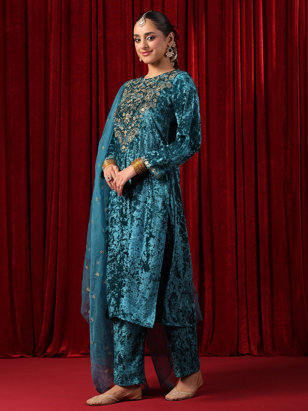 Women's Embroidered Velvet Kurta Set