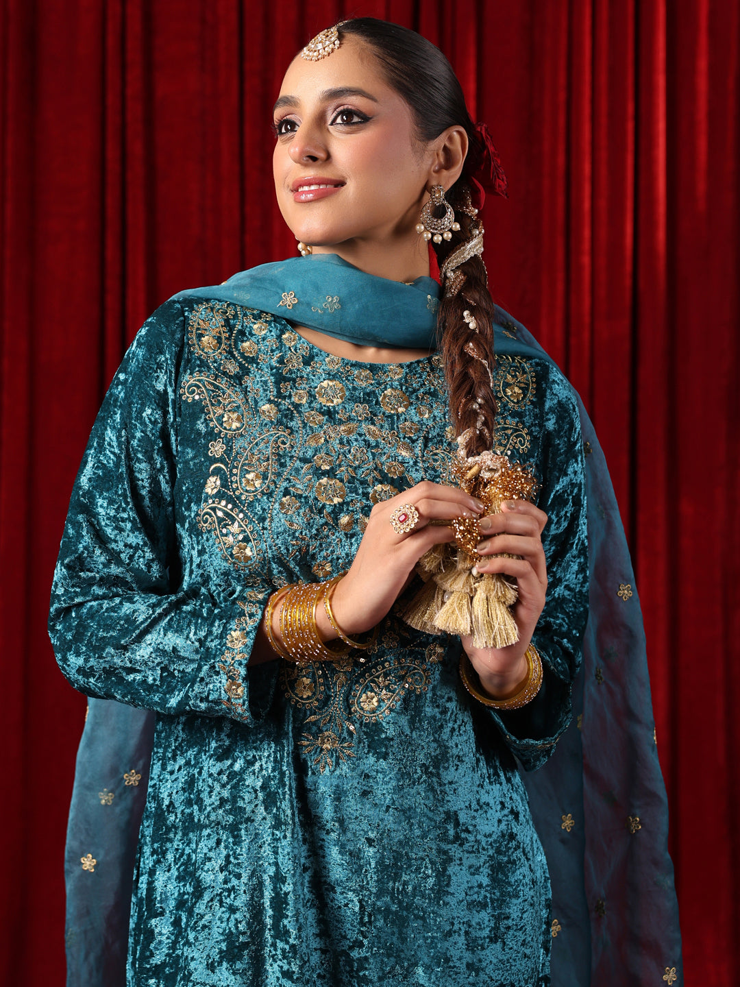 Women's Embroidered Velvet Kurta Set