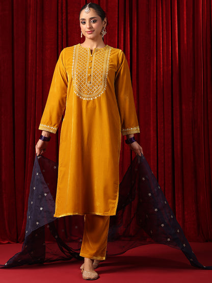 Women's Embroidered Velvet Kurta Set