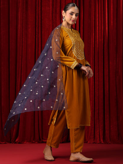 Women's Embroidered Velvet Kurta Set