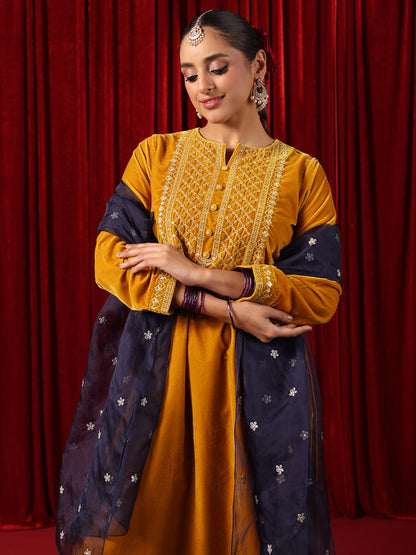 Women's Embroidered Velvet Kurta Set
