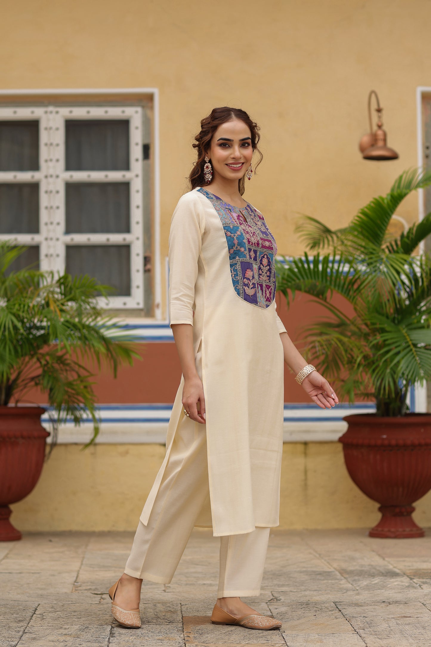 Women's Off White Embroidered Kurta Set