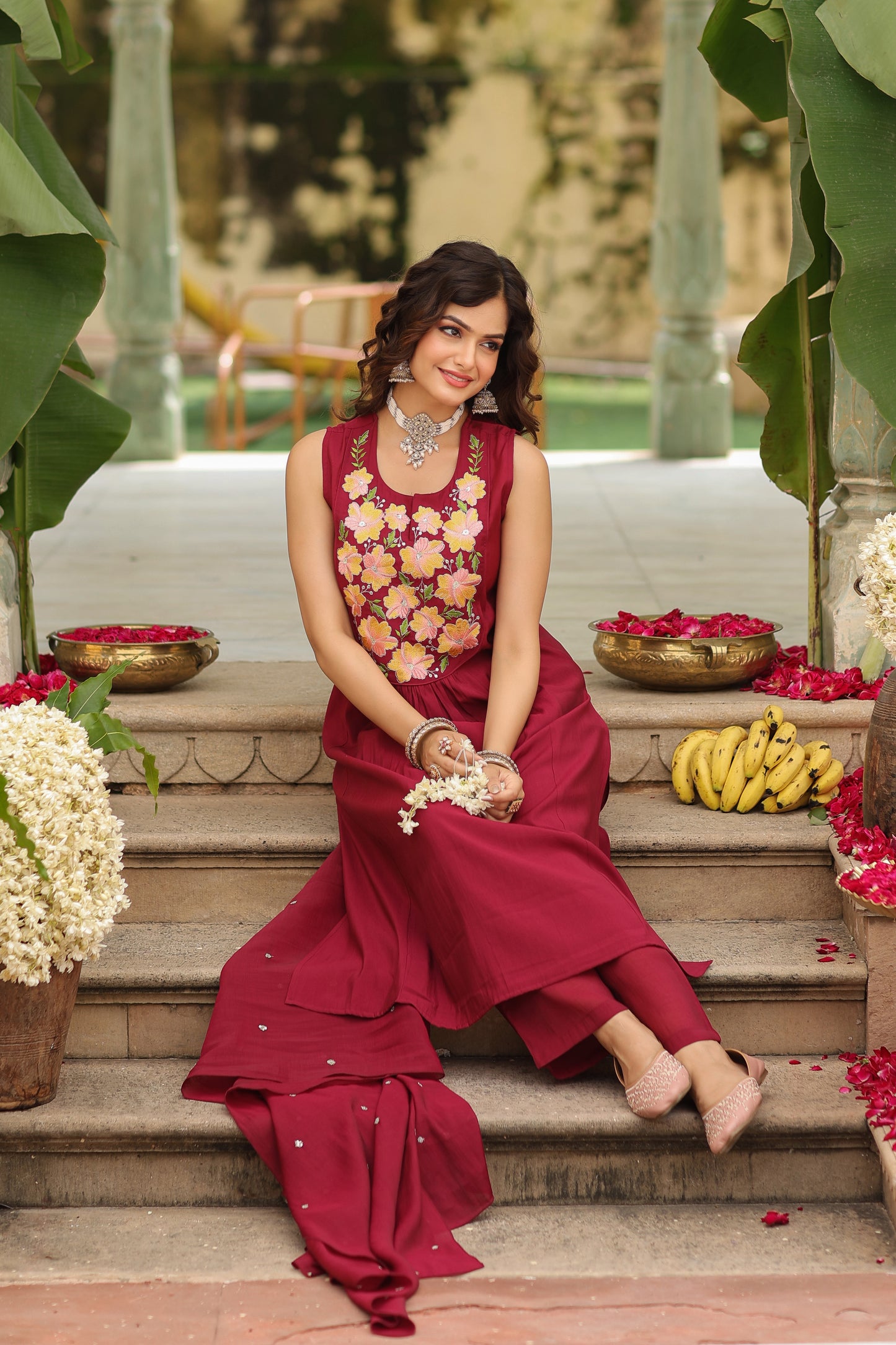 Women's Sleeveless Embroidered Kurta Set