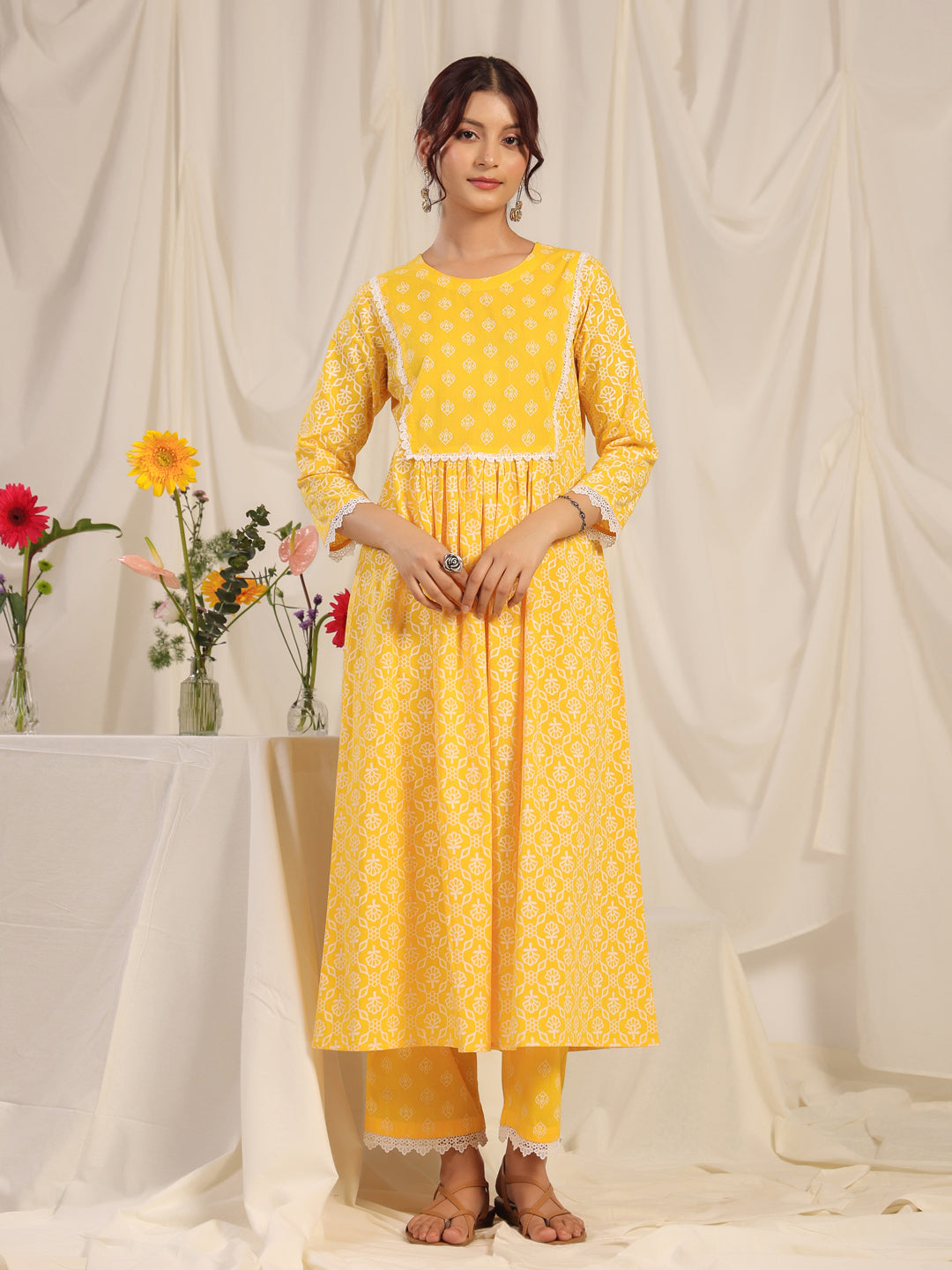 Women's Yellow Printed Cotton Kurta With Trouser