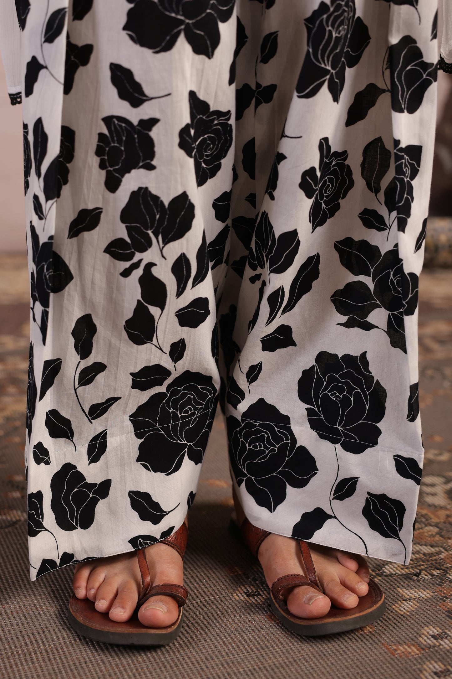 Women's Black and White Sleeveless Farshi Set