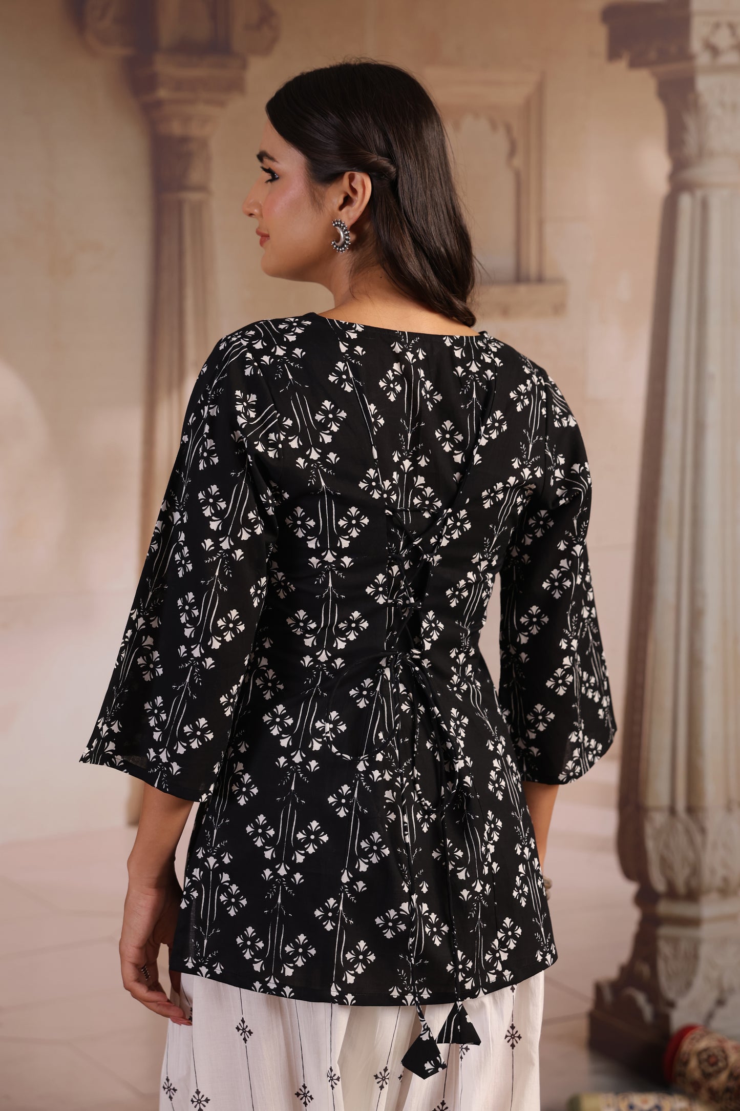 Women's Black and White Printed Kurta With Salwar