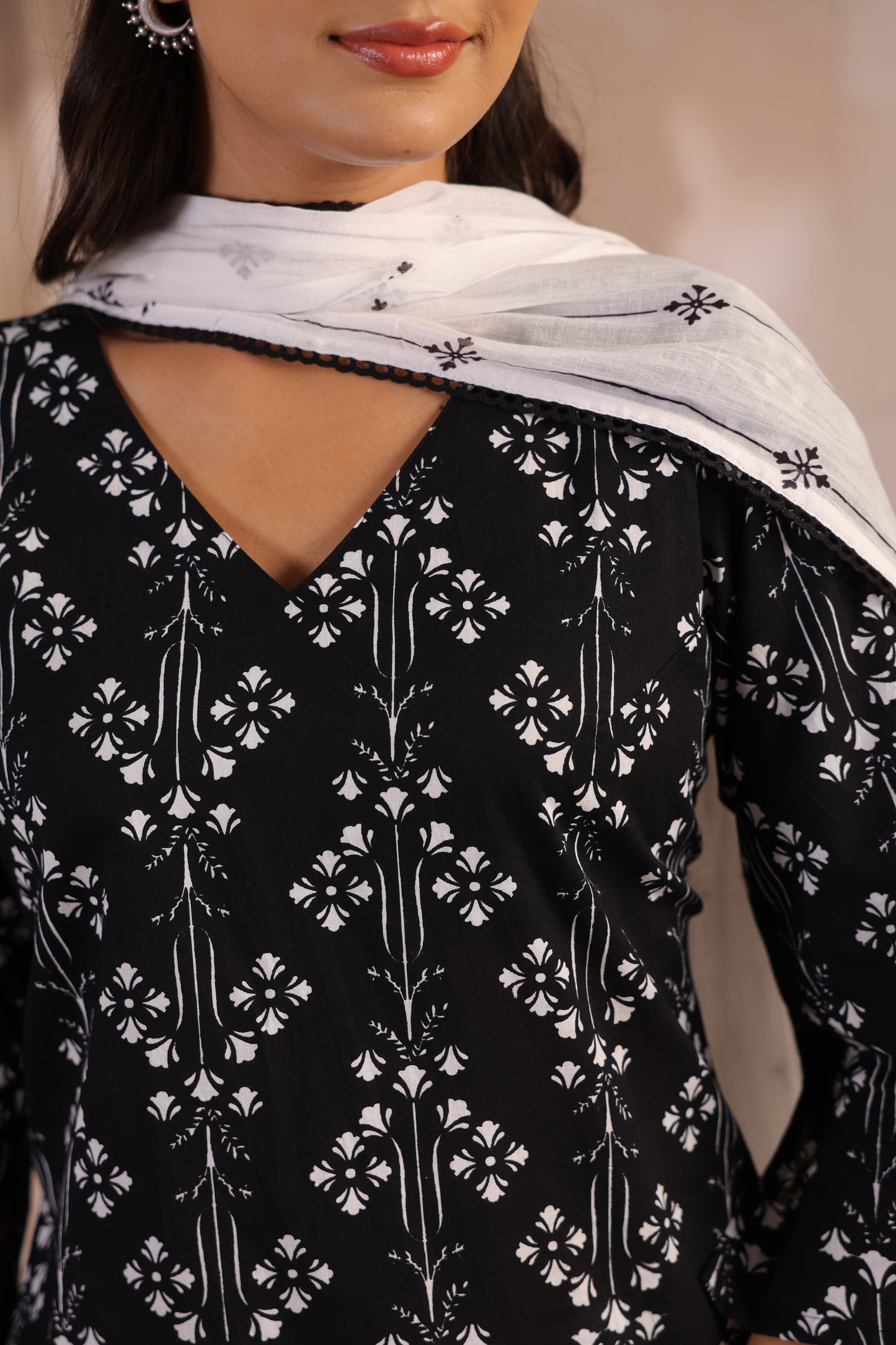 Women's Black and White Printed Kurta With Salwar