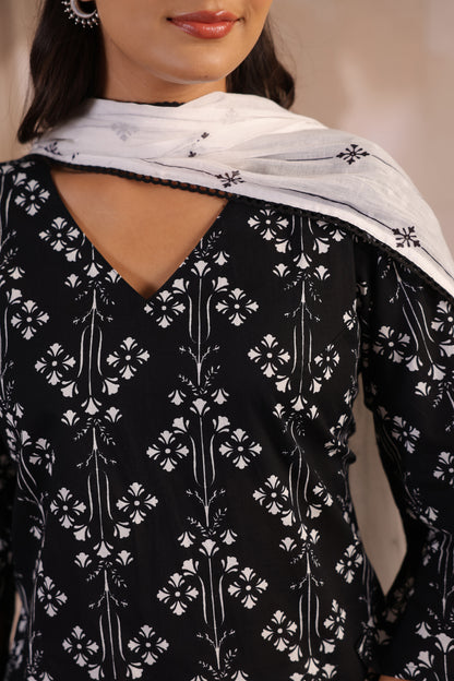 Women's Black and White Printed Kurta With Salwar