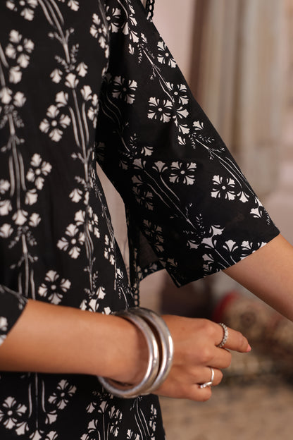 Women's Black and White Printed Kurta With Salwar